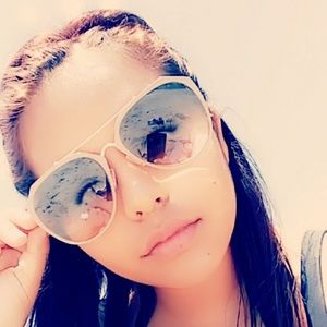 Meet your Posher, Jackeline